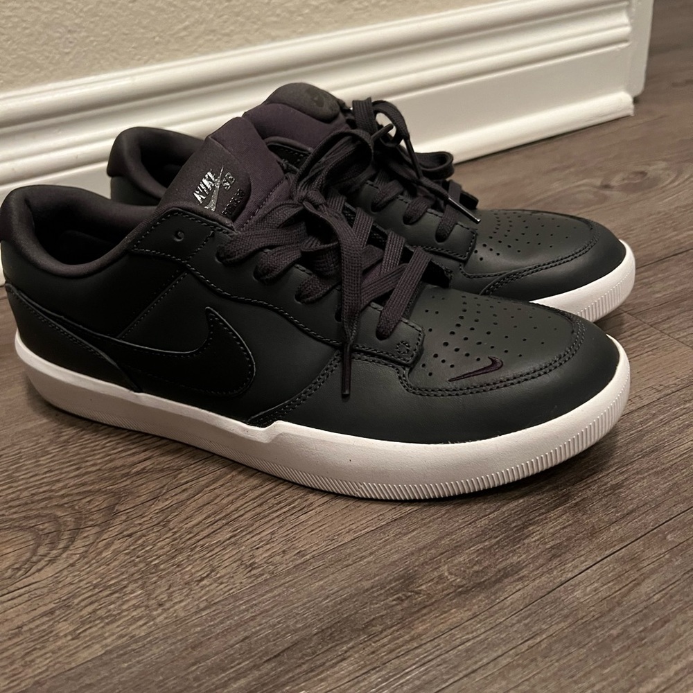 Nike SB - Force 58, size 11, carbon/white.